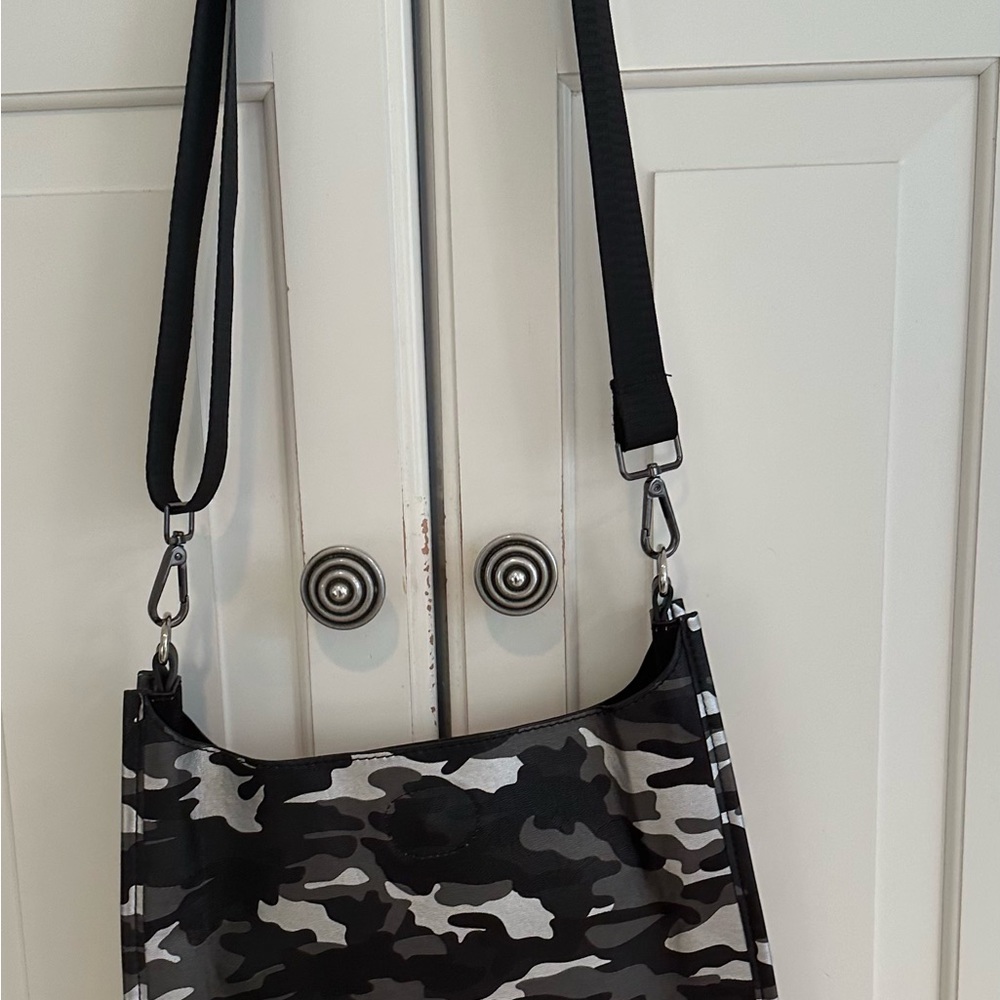 Ah-dorned black/silver camo messenger bag. Bee without tags
